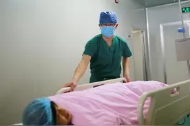 产妇分娩前备皮遇到男护士，想让老公代劳，男护士：又不是刮胡子图片