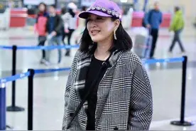 钟丽缇完全大妈了！大金链子+紧身裤跳广场舞图片