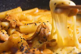 都说芝士就是力量，今天芝士控的硬菜来了，这就是芝士年糕炒鸡图片