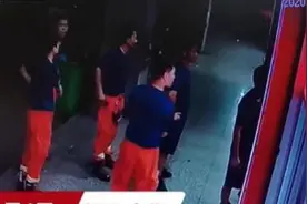 消防员下任务吃夜宵被小姐姐买单：想当面表示感谢图片