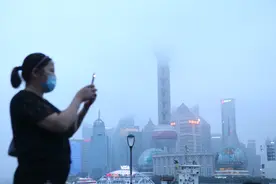 梅雨季的上海云雾缭绕，陆家嘴地标建筑若隐若现宛如海市蜃楼图片