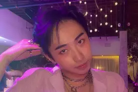 伊能静儿子再现新操作，穿厚底鞋站在马桶上自拍，越来越放飞自我图片