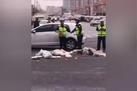 惨不忍睹！呼和浩特市东瓦窑附近白色轿车与三轮车相撞，一女子身亡图片