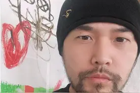 周杰伦晒照营业，白T眼镜装文青，粉丝花式催专辑图片