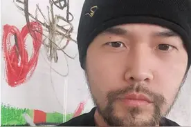 周杰伦晒照营业，白T眼镜装文青，粉丝花式催专辑图片