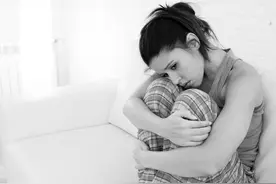 来月经时，颜色发黑或者是褐色，还有血块，是生病了吗？图片