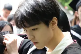 又是一年毕业季！王俊凯回北电拍毕业照，关晓彤周也学士服好清纯图片