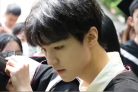 又是一年毕业季！王俊凯回北电拍毕业照，关晓彤周也学士服好清纯图片