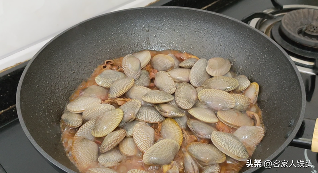 鸡肉加2斤花甲这样做一锅，汁鲜肉香又嫩滑入味，好吃到不想放筷