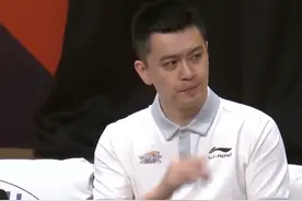 杨鸣坚决不叫暂停！韩德君遭肘击倒地，辽宁5人上双郭士强很无奈图片