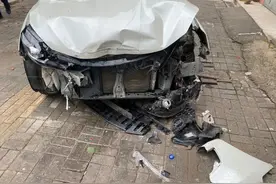 日产轩逸车头撞烂安全气囊没弹出，车主质疑车辆安全性图片