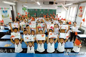 「五星红旗飘起来」55名小学生绘制手抄报祝福祖国图片
