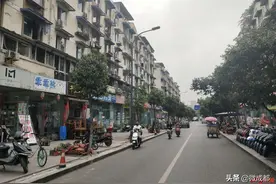 10年“有路无灯”的问题解决了！万年场这条街的路灯亮了图片