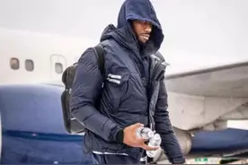 NBA巨人手掌多大？伦纳德3根手指夹2瓶水不算啥！字母哥单手3瓶水图片