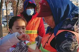 天寒地冻，大庆8名小学生为环卫女工送上67条围脖，温暖一座城图片