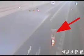 满载纸箱的货车高速隧道内起火！司机上演教科书式自救图片