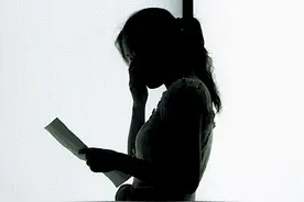 女子在高铁上殴打列车长，当众脱掉衣服叉腿拦截过道，如何评价？图片
