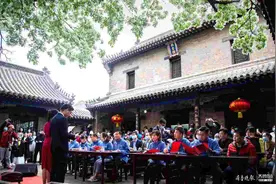 在千年孟府百年流苏下，孟府赏花诗会举行，致敬抗“疫”英雄图片