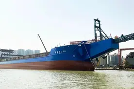 沿海自卸砂船“穗富航318”“粤东莞货086”顺利下水图片