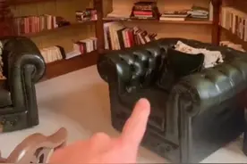 英国男子住在五百年前的旧屋，拆开书架木板，发现后面藏有一房间图片