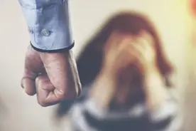 男子嗜赌失去人性，竟拿妻子偿债，妻子被蒙住眼睛遭多人轮奸图片