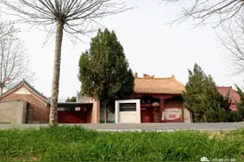 许昌有座“黑龙王庙”，面朝大河木门紧锁，只能隔着门缝看图片