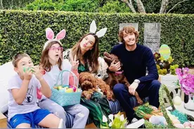 39岁超模AA大片曝光，穿比基尼腹肌抢眼，12岁女儿腿长逆天图片