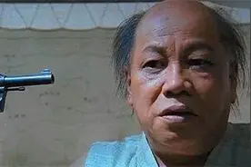 他自称“火云邪神”，擅长表演徒手接子弹，不料最后却失手了图片