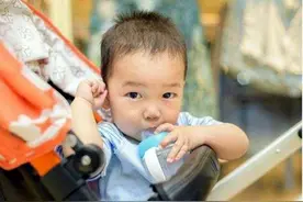 6月龄宝宝爱抓耳朵是“生病信号”？8种情况是诱因，家长要知道图片