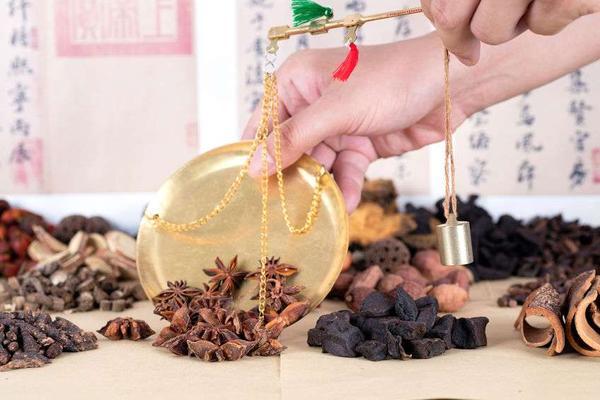 蟾衣的功效与作用及禁忌分别解说（癞蛤蟆脱的皮可以治疗肝癌不可擅自服用）