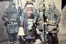 33个令人大开眼界的照片，1870年，扶桑国一名武士和手持薙刀侍卫图片