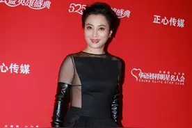 58岁李玲玉穿纱裙好“招摇”，后背全部透明，幸好把前面给遮住了图片