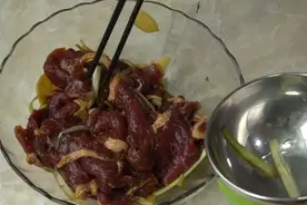 牛肉和土豆最过瘾的吃法，锤子一敲，不炒也不炖，家人吃完都说香图片
