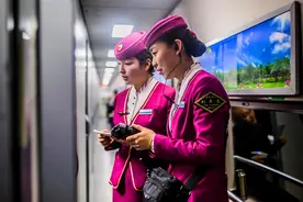 为何乘务员要把卧铺票换成卡？网友：坐火车这么多年，今天才知道图片