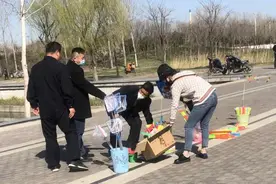薛城区整治流动摊点，还绿于民图片