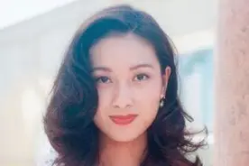一巴掌毁掉杨恭如星途的名媛毛玉萍，紧搂阿娇疑似内涵赖弘国图片