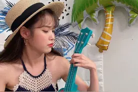 IU李智恩放飞自我，穿网状吊带勒出赘肉，反被童谣抢风头图片