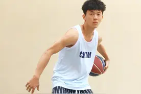 宽松百搭！运动休闲都能穿的无袖背心，还有猛男粉的配色图片