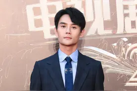 王凯穿着红底皮鞋走红毯，尽在细节间展现时尚魅力图片