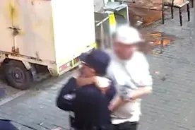 北京一男子趁民警不备将民警锁喉放倒，还大喊：你知道我爸是谁吗视频封面