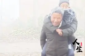 56岁的失明老人和96岁老父亲相依为命，无法工作只能靠低保为生视频封面