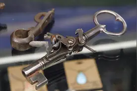监狱里的钥匙枪：为了防止犯人越狱，这些狱卒的钥匙可以当枪用图片