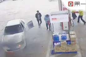 小轿车加油站内自燃，监控拍下惊险瞬间视频封面