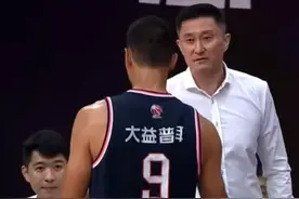 易建联罕见暴怒，砸球+怒吼徐杰，杜锋做法令人寒心，四连冠悬了图片