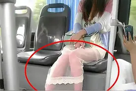 姑娘，你穿这么时髦的裤子坐车，难道就不怕遇到危险吗？图片