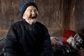 很多老人去世前，嘴里为何说听不懂的话？专家：子女要认真听图片