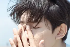 王源海边吹风侧颜深沉 双手捂脸沾满沙子演绎忧郁文艺风图片