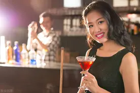 湖南美女开酒吧，利用“美色营销”，年赚200万，套路教给你图片