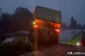 价值几十万的大货车扔进决口，河南为抵御洪水，为何采取货车填洪图片