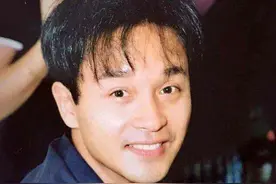 张国荣解码：成名前被人扔帽子委屈流泪，后来有了《默默向上游》图片